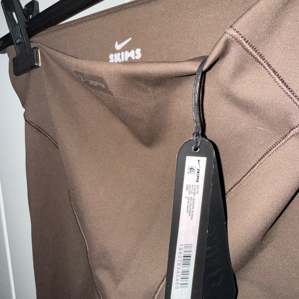 SKIMS matte v panel legging 26 inch - Picture 5 of 5